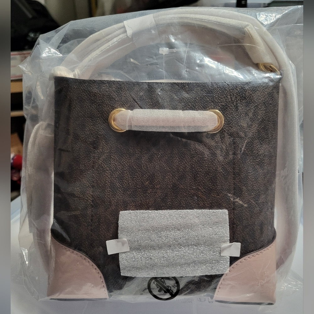 CLEARANCE! Michael Kors Mercer Small Logo Bucket Bag Powder Blush, 7×7.5×4.5 NWT - Picture 5 of 5